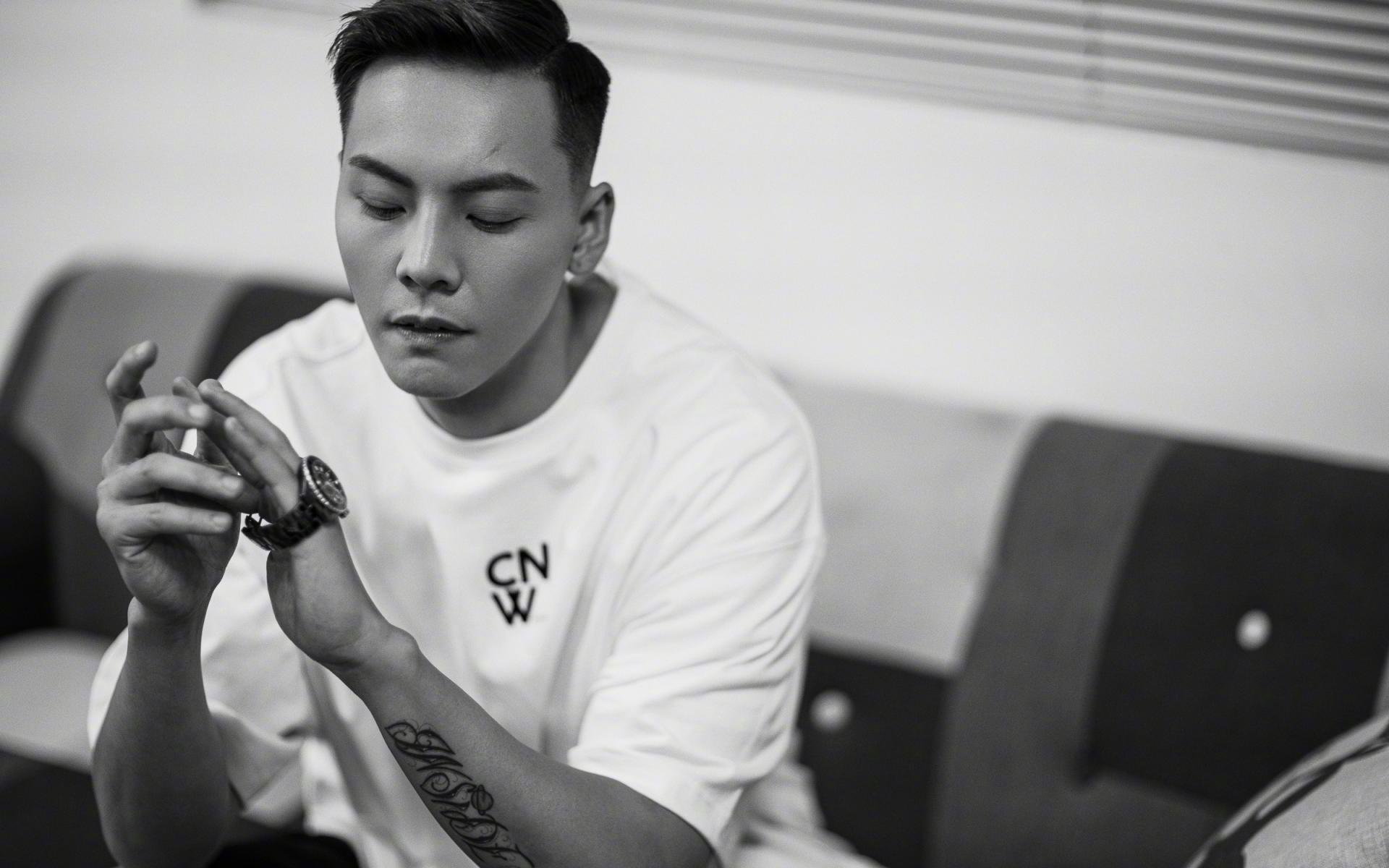 《电竞比赛现场：氛围热烈斗志昂扬》，电竞比赛场景