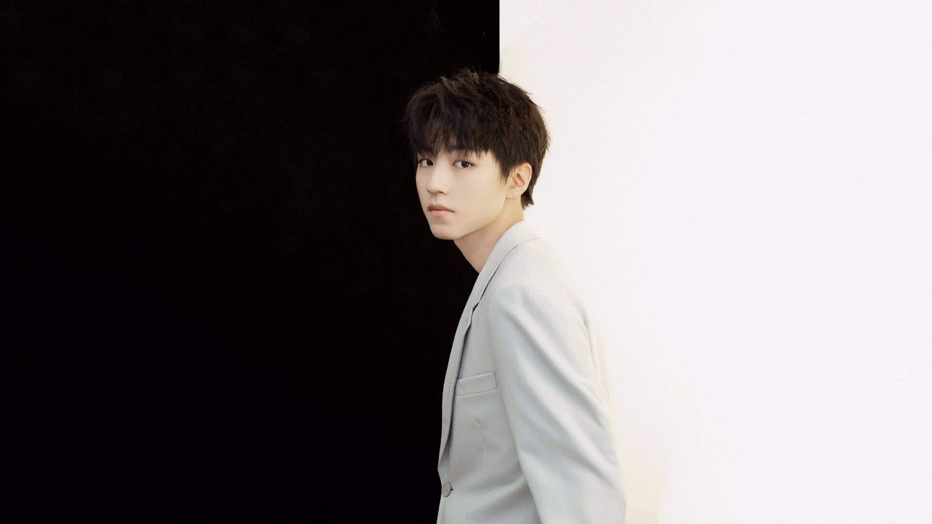 国际足球裁判引入高清视频辅助,执法更加精准,国际知名足球裁判