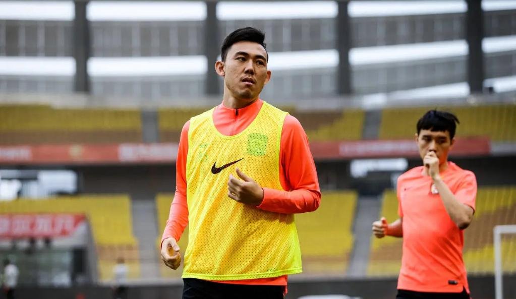 包含爱游戏APP:冯潇霆：经验对中国足球年轻球员的传承与指导：方法与效果评估的词条