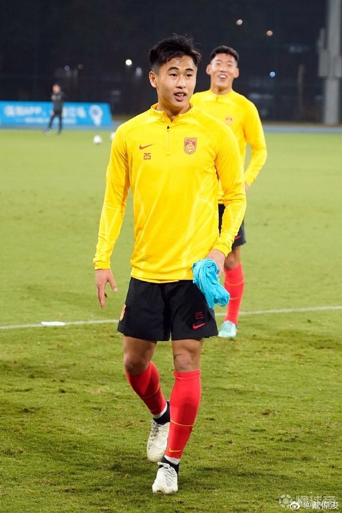 包含爱游戏APP:年轻球员戴伟浚“技术扶贫”,球迷:中国足球的希望全靠他了?的词条 包含爱游戏APP:年轻球员戴伟浚“技术扶贫”,球迷:中国足球的希望全靠他了?的词条